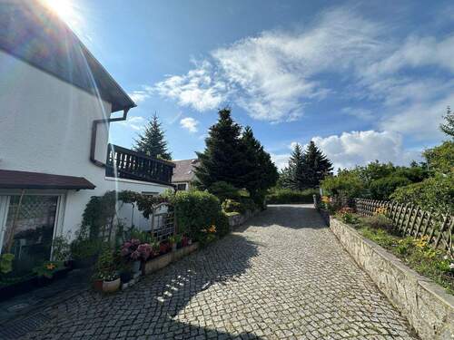 Einfahrt - 6 Zimmer Doppelhaushälfte zum Kaufen in Dresden