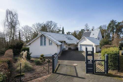 Außenansicht + elektrisches Tor - 6 Zimmer Einfamilienhaus in Bielefeld