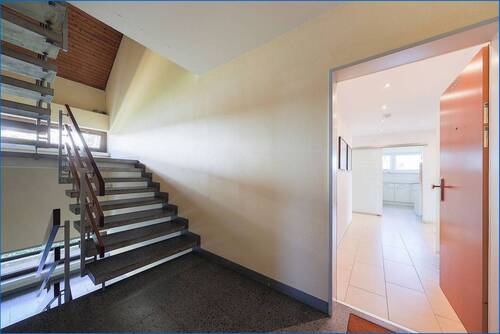 Treppe mit Wohnungseingang - 