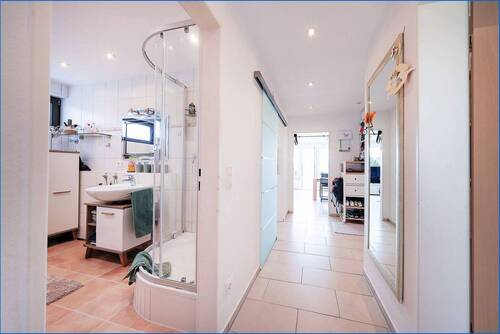 Flur mit Blick ins Bad - 