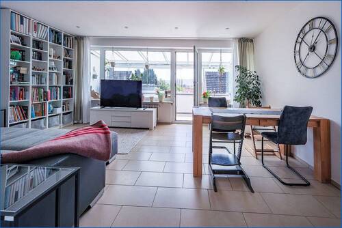 Wohn- und Esszimmer mit verglastem Balkon - 