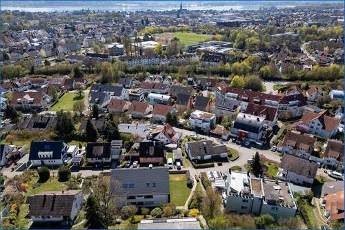Haus von oben mit Sicht auf den Bodensee - 