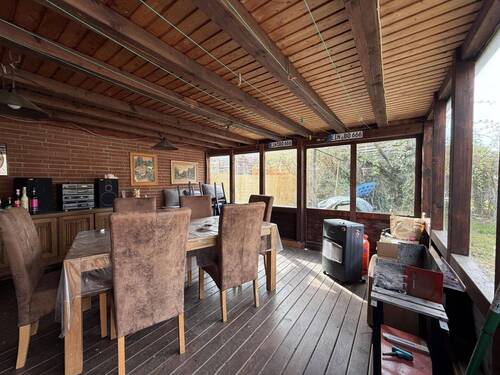 Gartenhaus mit vielen Fenstern - 