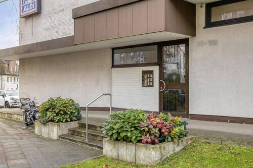 Haustür - 2 Zimmer Etagenwohnung zur Miete in Essen