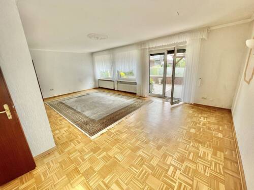 geräumiges Wohnzimmer - 
