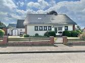 Haus von vorn - Krummesse: Geräumiges Einfamilienhaus auf Eigenland in unmittelbarer Nähe zum Elbe Lübeck Kanal