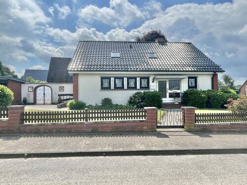 Haus von vorn - Krummesse: Geräumiges Einfamilienhaus auf Eigenland in unmittelbarer Nähe zum Elbe Lübeck Kanal