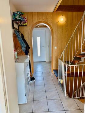 Diele / Treppenhaus - Reihenmittelhaus mit 102,00 m² in Zirndorf zum Kaufen