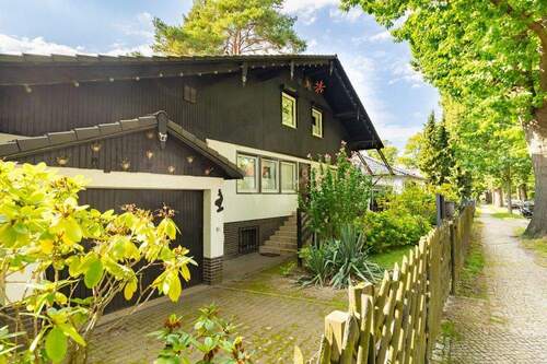 Ansicht mit Garage - 