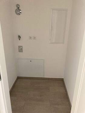 Abstellraum mit Waschmaschinenanschluss - 