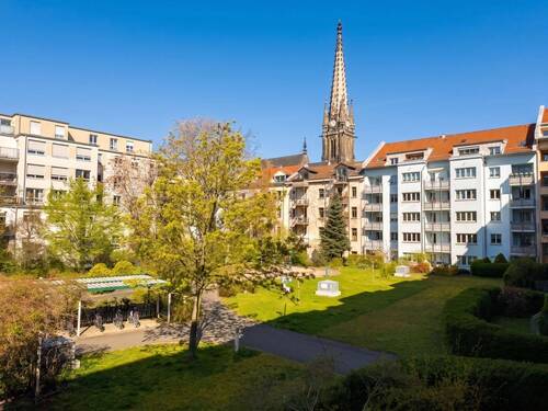 Blick vom Balkon - Grüne Oase und fußläufig zur Innenstadt - bezugsfreie 2-Zimmer mit Balkon & Tiefgarage