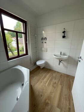 Bad mit Badewanne - 5 Zimmer Etagenwohnung in Nossen