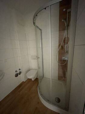 Bad mit Dusche - 