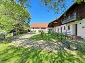 Innenhof - Ehemalige Hofstelle mit Nebengebäuden und Raum zur Entfaltung!