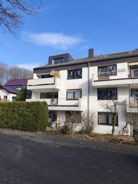  Hausansicht mit Loggia - Gemütliche 3-Zi.-Whg. mit Loggia in ruhiger Wohnlage!