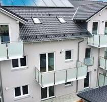 Moderne Neubau-Dachgeschosswohnung mit großem Balkon und lichtdurchflutetem Wohnbereich - Grünbach (Bockhorn)