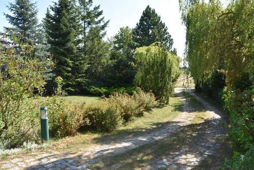 Grundstückszufahrt über elektrisches Tor - Mehrfamilienhaus, Wohnhaus mit 156,00 m&sup2; in Falkenhagen (Mark) zum Kaufen
