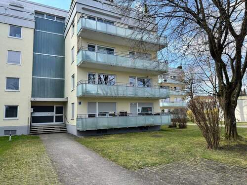 Gebäudeansicht - Renovierungsbedürftige 3-Zimmer-Erdgeschosswohnung mit Potenzial in ruhiger Lage von Puchheim