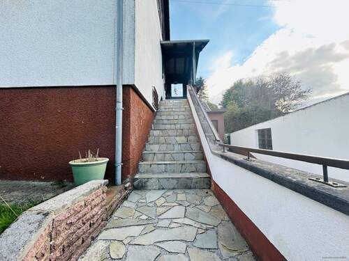 Treppe zum hauseingang - 9 Zimmer Doppelhaushälfte in Püttlingen / Ritterstraße