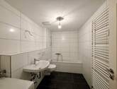 Badezimmer mit Badewanne - 