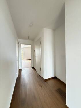 Flur mit Garderobennische - Blick aus Wohnzimmer - - 