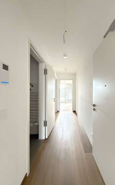 Wohnungseingang/Flur - Blick aus Schlafzimmer - 2 Zimmer Etagenwohnung in Frankfurt (Oder)