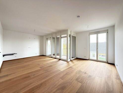 Wohnzimmer mit offenem Küchenbereich + Loggia - 