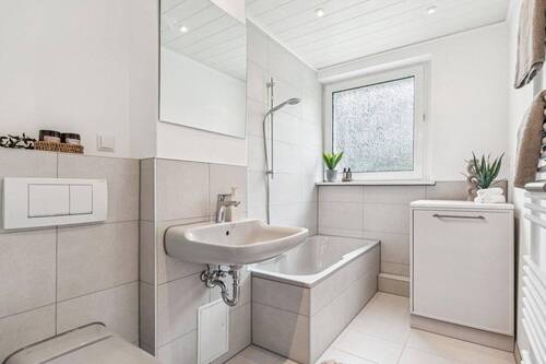 ModernesWannenbad,Originalbild - Etagenwohnung mit 73,50 m&sup2; in Braunschweig zum Kaufen