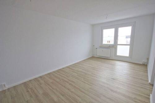 Wohnzimmer - Große 3-Raumwohnung in grüner Lage!