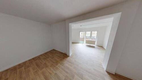 Wohnzimmer - Großzügige 2-Raum-Wohnung mit Balkon im Zentrum