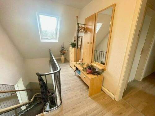 Treppenaufgang - Diele - 3 Zimmer Etagenwohnung in Röttenbach