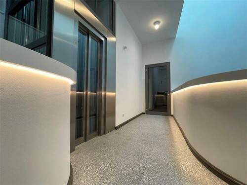 Treppenhaus mit Aufzug - 