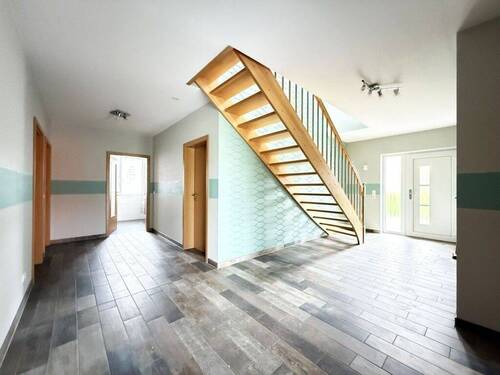 Diele mit Treppe zum Spitzboden/Dachgeschoss - 3 Zimmer Einfamilienhaus in Wiesenau