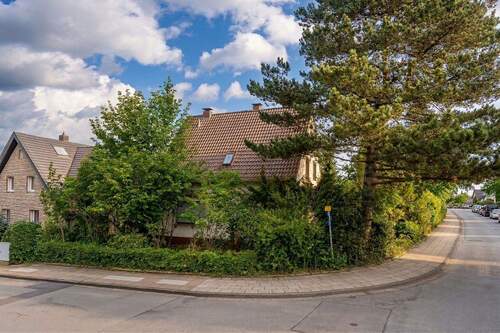 Haus von der Seite - 6 Zimmer Einfamilienhaus zum Kaufen in Bielefeld