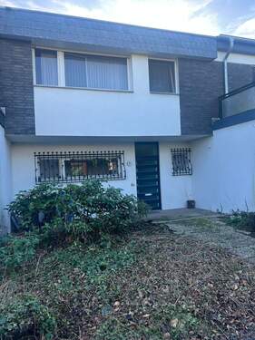 Hausansicht - RENOVIERUNGSBEDÜRFTIGES REIHENHAUS IN WILLICH SCHIEFBAHN