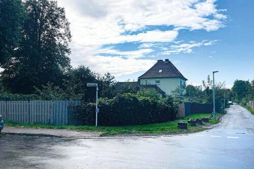 Straßenperspektive - Auktion 18.9.2025 - Unbebautes Grundstück innerhalb einer Wohnsiedlung