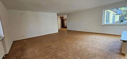 Wohnzimmer mit Blick zum Flur - 