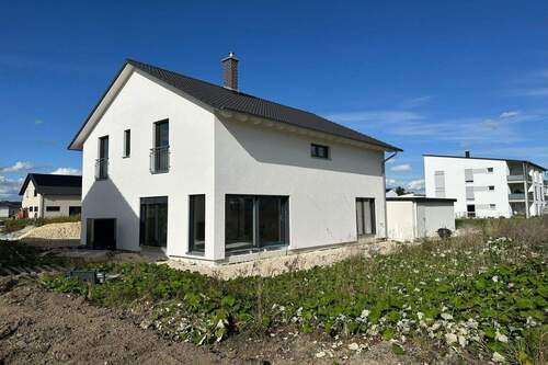 Außenansicht mit Garten - Belagsfertiger Neubau statt sanierungsbedürftiger Bruchbude - KfW55 EFH mit Doppelgarage,Garten uvm.