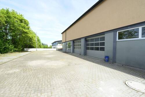 Außenansicht mit Parkplätzen - Halle in Höchberg zur Miete