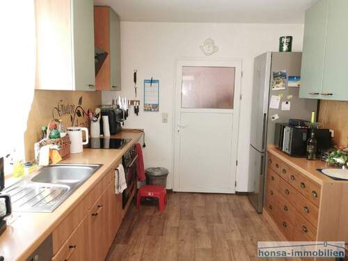 Küche mit Blick Richtung Hauswirtschaftsbereich - 