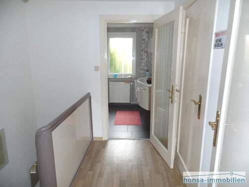 Flur Obergeschoss mit Blick Richtung Bad - 