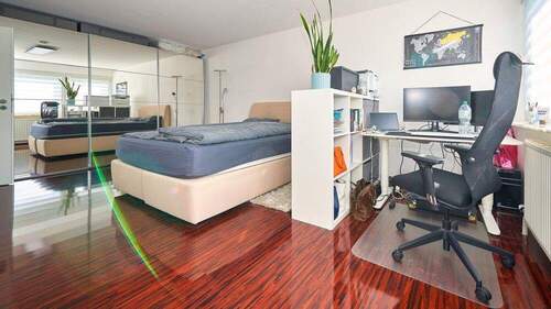 Großzügiger Schlafbereich mit Büro-Ecke - 