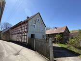 Ansicht - Denkmalgeschützes, kleines Haus mit Nebengelassen