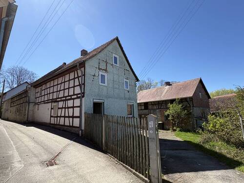 Ansicht - Denkmalgeschützes, kleines Haus mit Nebengelassen