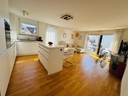 Bild 1 - Neuwertige 4 Zimmer-Wohnung mit EBK, gr. Balkon, Tiefgaragen- & Außenstellplatz