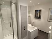Bad mit Badewanne und Dusche - 