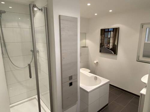 Bad mit Badewanne und Dusche - 