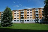 Hausansicht - 3-Raum-Wohnung mit Blick ins Grüne