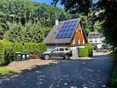 Hausansicht mit Stellplätzen - Junges Einfamilienhaus - modern wohnen, günstig leben!