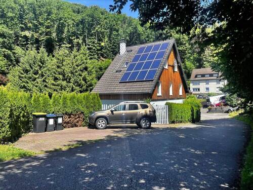 Hausansicht mit Stellplätzen - Junges Einfamilienhaus - modern wohnen, günstig leben!